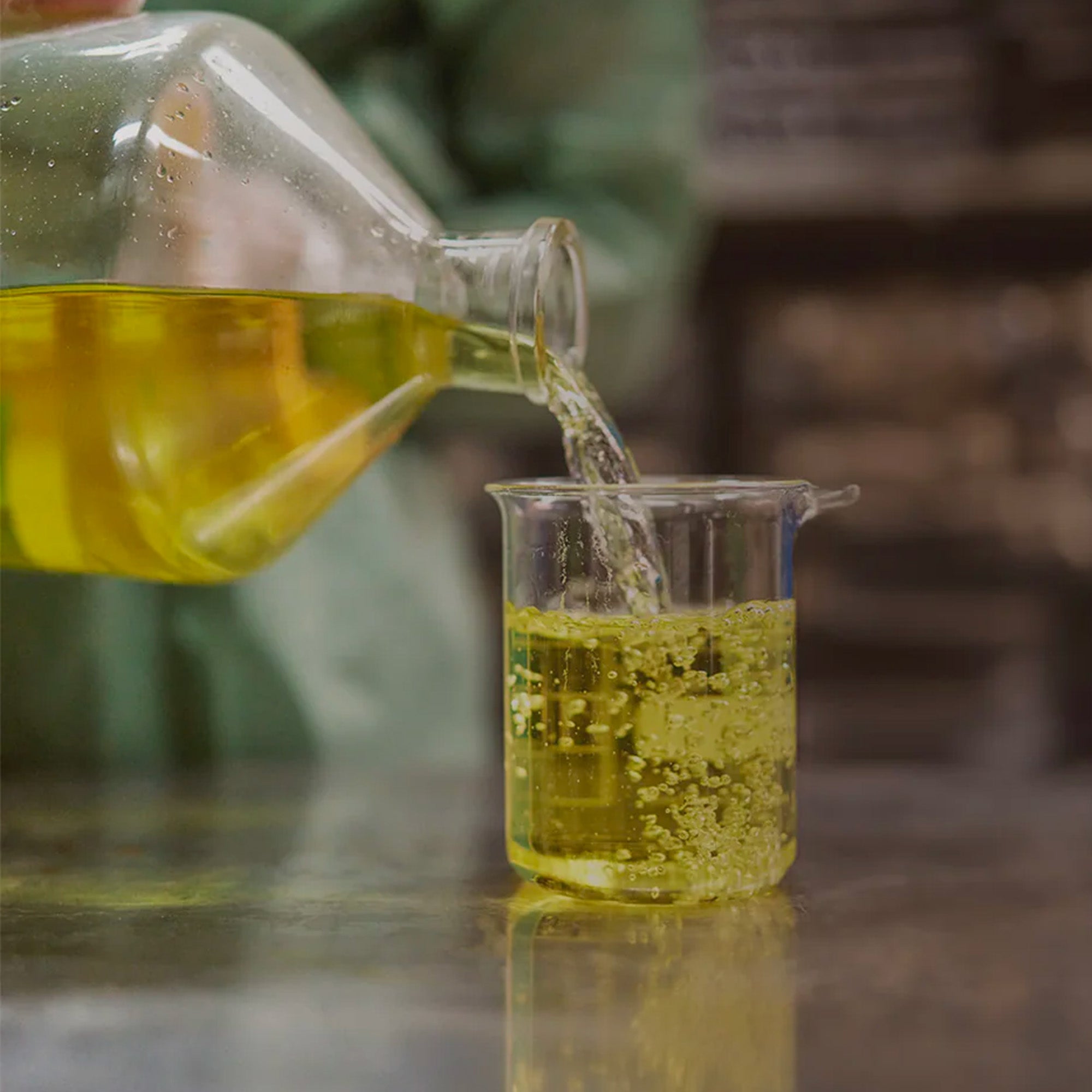 Come nasce un profumo: dalla materia prima al flacone